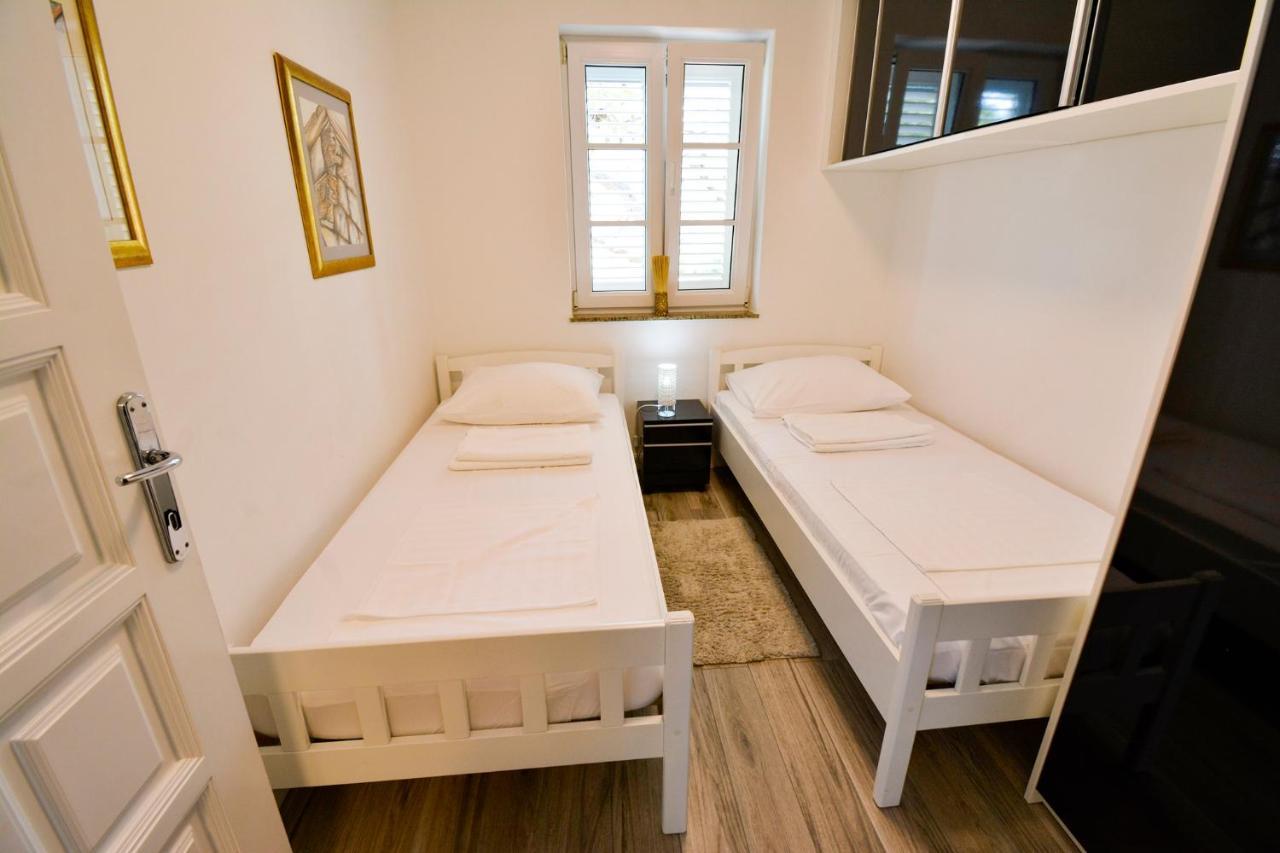 Apartment 10 In Villa Petrac Banjol Eksteriør billede